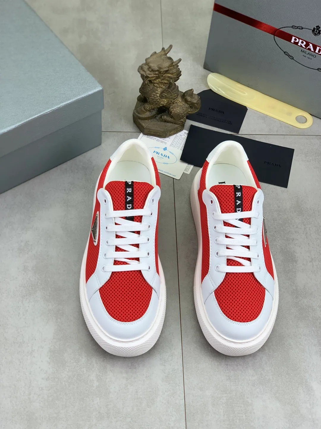 Men's shoes 💰P580💰 [New style] High version official website popular models are on the market, 🆘 Trendy brand (Prada) mainly promotes popular models, avant-garde and versatile fashion men's shoes private version mold opening, cowhide surface splicing 1:1.. Fashionable and simple, original imported cowhide lining cowhide feet; the atmosphere and personality are more fashionable, eye-catching and pursuing class. It will subvert the old idea and be a must-have for fashion trendsetters with you! Must keep it for yourself! Tall and comfortable, large and low, high-end quality workmanship. Size: 38-44 6️⃣colors available.